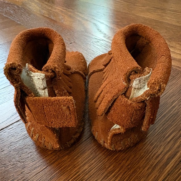 Minnetonka Velcro Back Flap Bootie - Picture 3 of 5